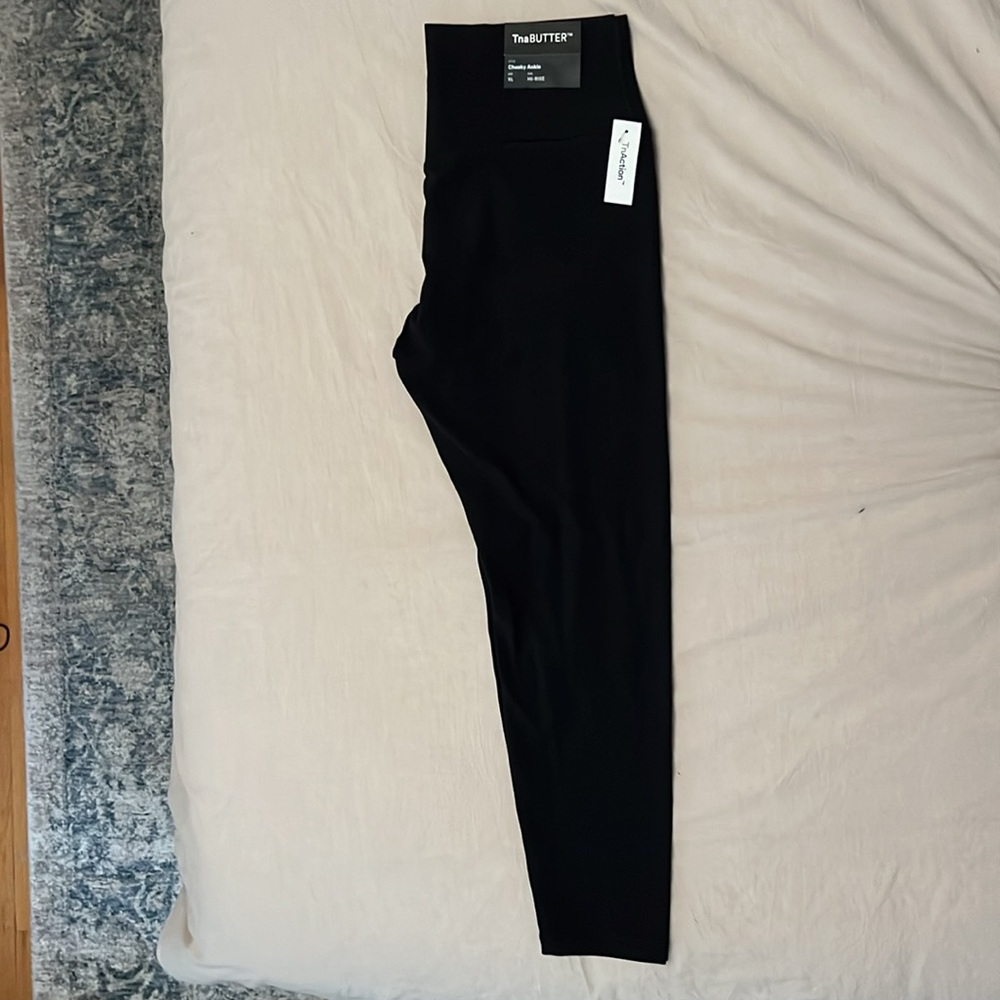 Aritzia TNA BUTTER Legging NEVER USED BRAND NEW